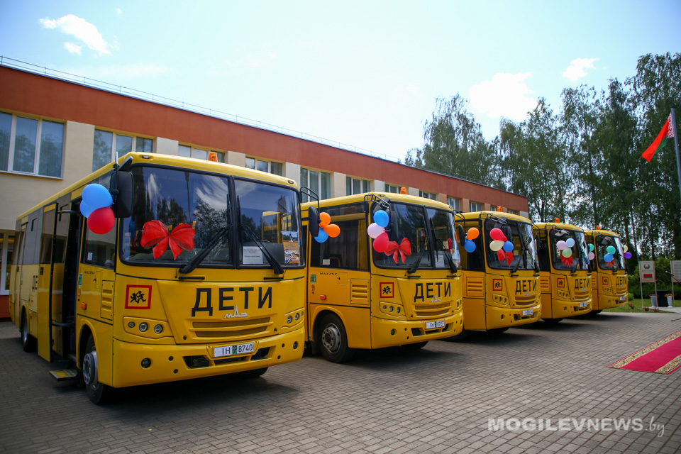 В День Независимости семь новых автобусов пополнили школьный парк Могилевского района. Фото