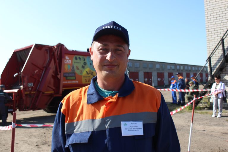 Лучшего водителя мусоровоза выбрали в Могилеве