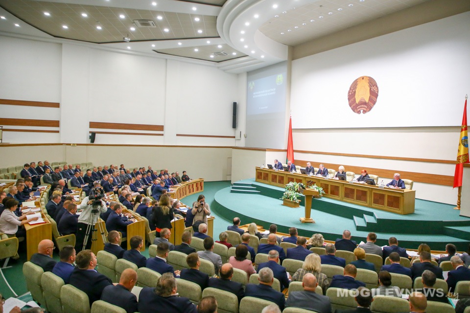 Анатолий Исаченко: потенциал трудового резерва области составляет порядка  70 тысяч человек, и он должен быть использован для развития региона. Фото