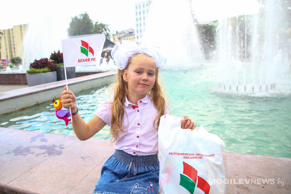 Областная акция «В школу с «Белой Русью» прошла в Могилеве. Фото