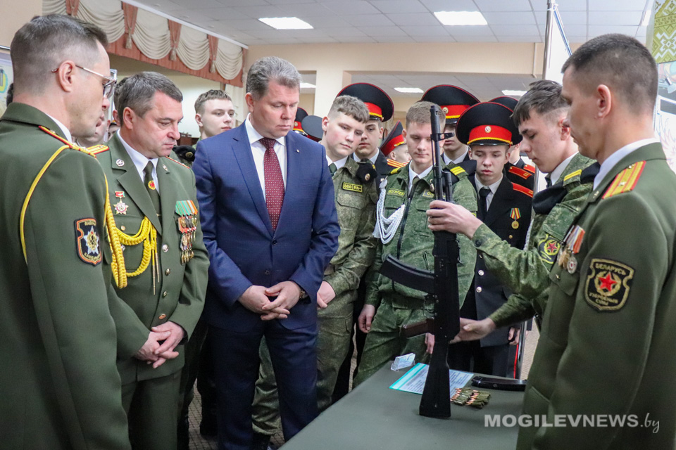 Мобильную учебно-материальную базу по военно-профессиональной ориентации и военно-патриотическому воспитанию презентовали в Могилеве. Фото