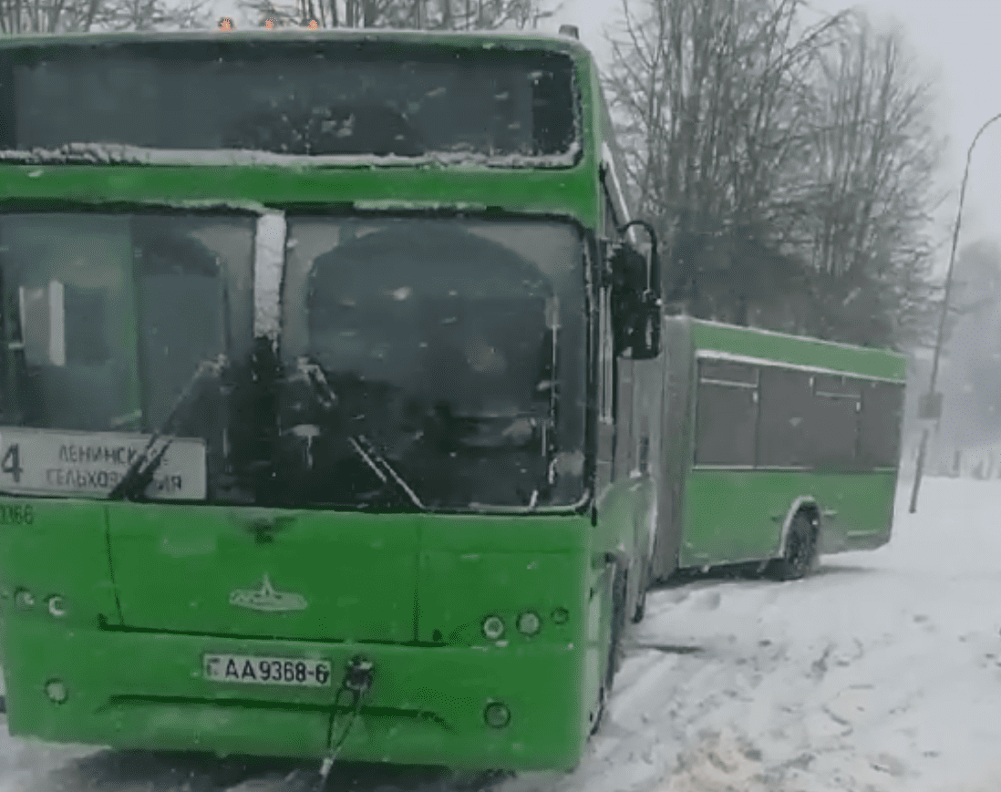 В Кричеве рейсовый автобус не смог тронуться из-за гололедицы - помогли спасатели