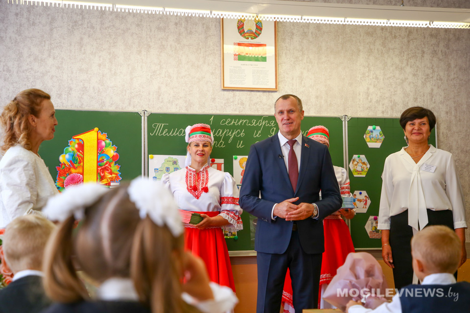 Анатолий Исаченко побывал на первом уроке в СШ №2 г.п. Хотимск. Фото.
