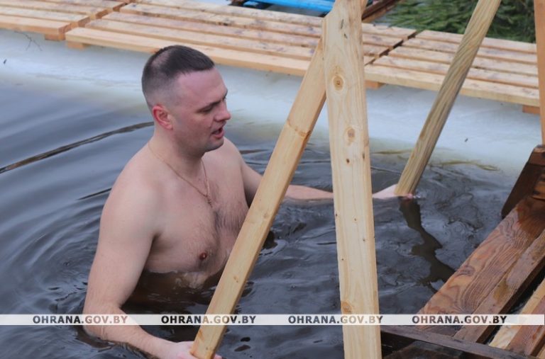 Участие в Крещенских купаниях приняли сотрудники подразделений охраны области