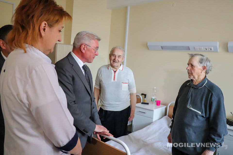 Валерий Малашко навестил ветеранов ВОВ в обновленном отделении Могилевской областной больницы. Фото