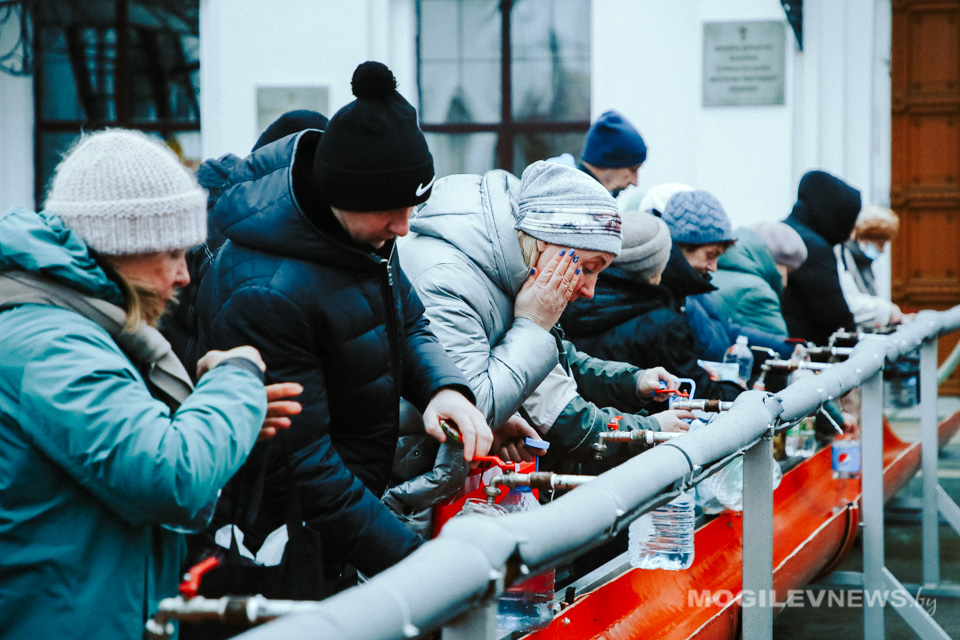 В Могилеве православные верующие празднуют Крещение Господне. Фото