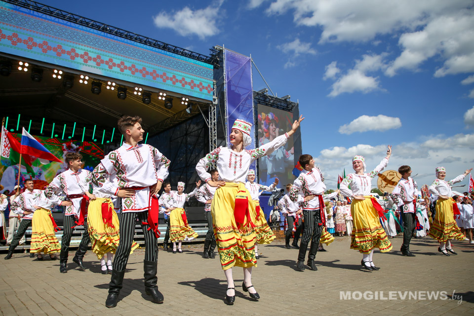 На малой сцене в Александрии дали старт республиканскому празднику. Фото