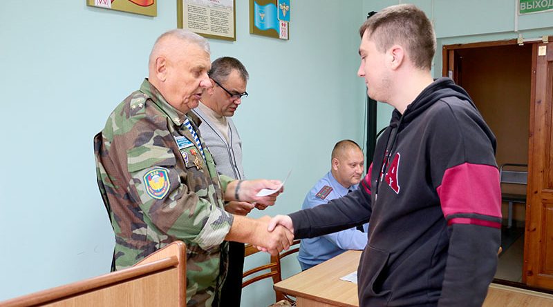 В Климовичах вручили повестки призывникам