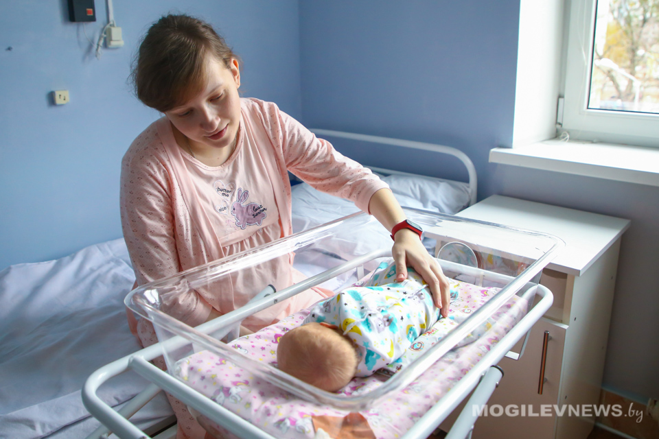 В Бобруйске поздравили маму девочки, родившейся в новогоднюю ночь. Фото