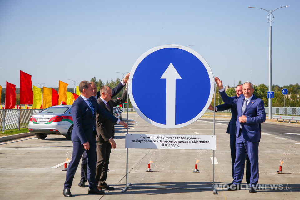 Движение автотранспорта по путепроводу-дублеру ул. Якубовского и Загородного шоссе торжественно пустили 12 сентября в Могилеве. Фото