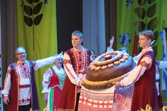 Поздравления, награды и песни: лучших тружеников села и перерабатывающей промышленности чествовали в Мстиславле