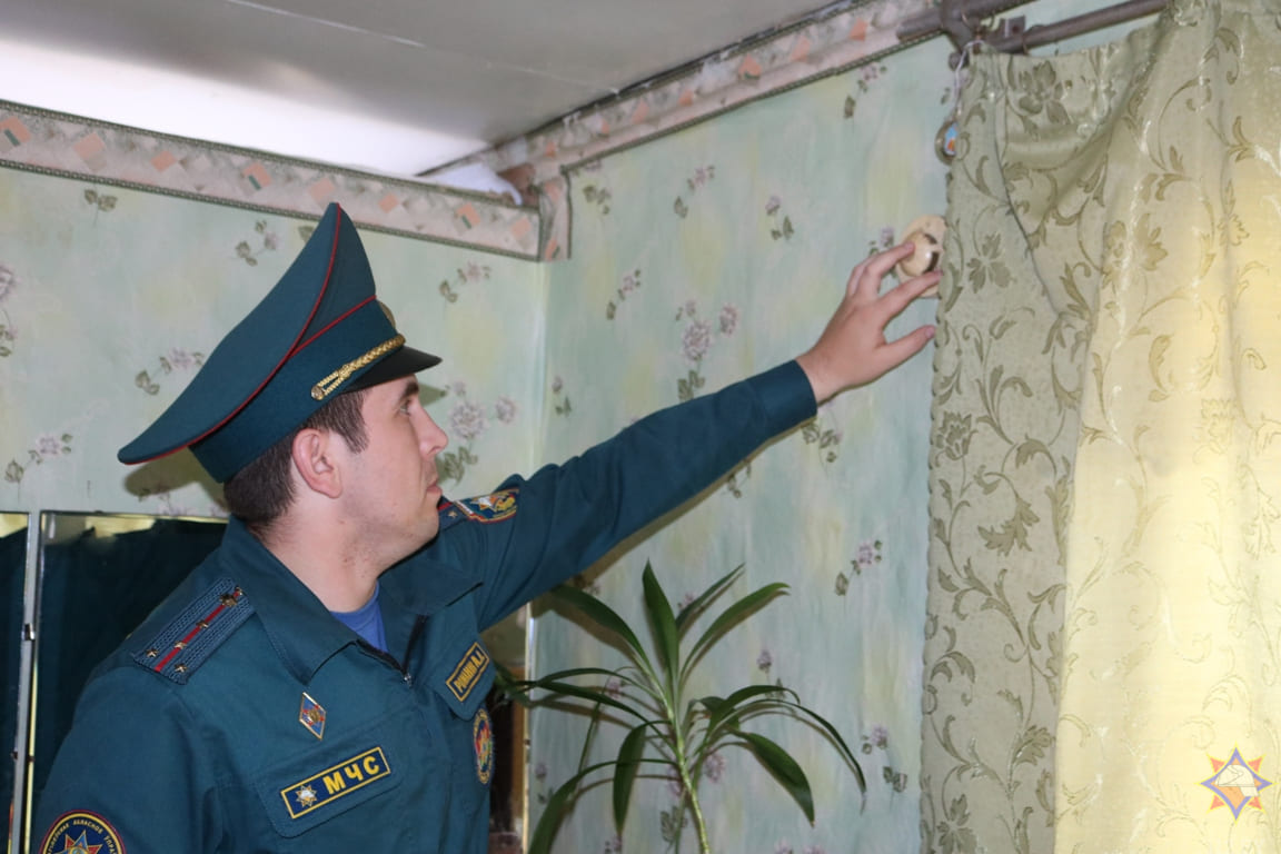 Костюковичские спасатели  проводят пожарно-профилактическую работу в жилом секторе