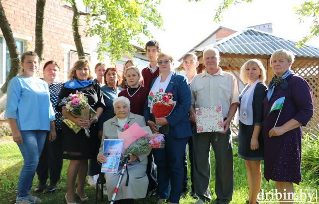 Жительницу Дрибинского района Антонину Грекову навестили представители власти и общественники