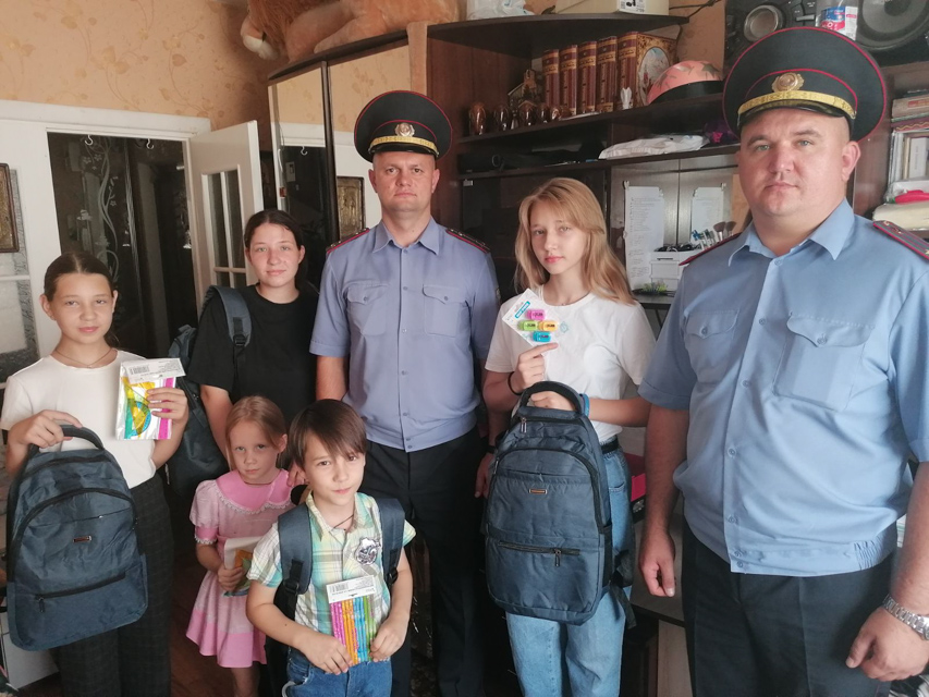 Офицерский состав Департамента охраны принял активное участие в благотворительных акциях «В школу с добрым сердцем» и «Собери портфель школьнику»