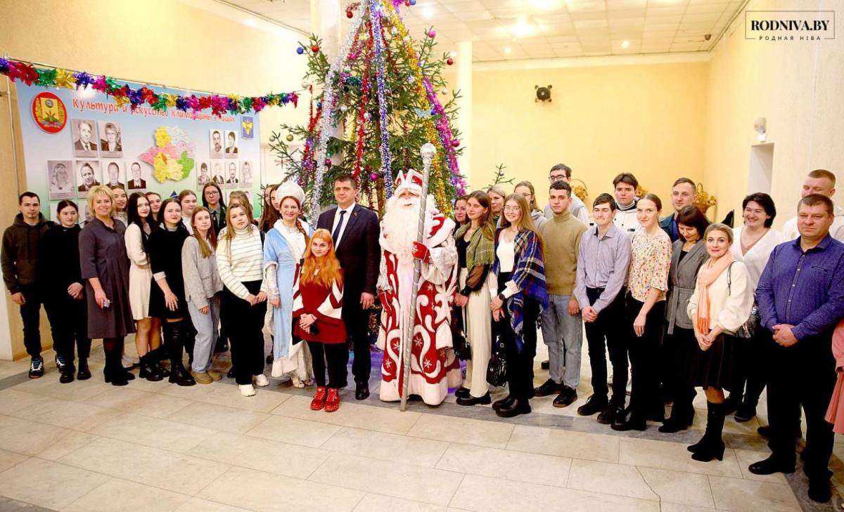 Председатель Климовичского райисполкома Дмитрий Хайновский встретился с молодыми специалистами