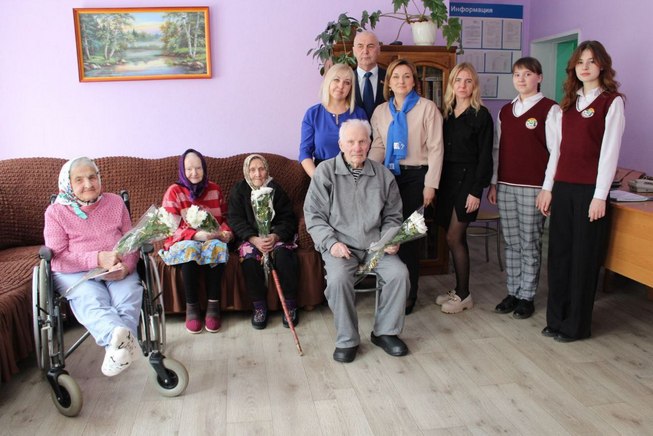 Подарки и материальную помощь ко Дню Победы торжественно вручили ветеранам в Кличеве