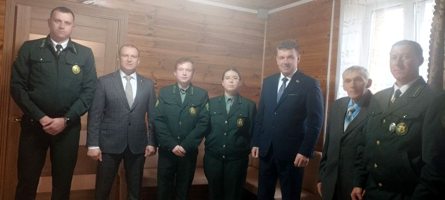 Министр лесного хозяйства Беларуси Александр Кулик во время рабочей поездки в Хотимск  встретился с молодыми специалистами