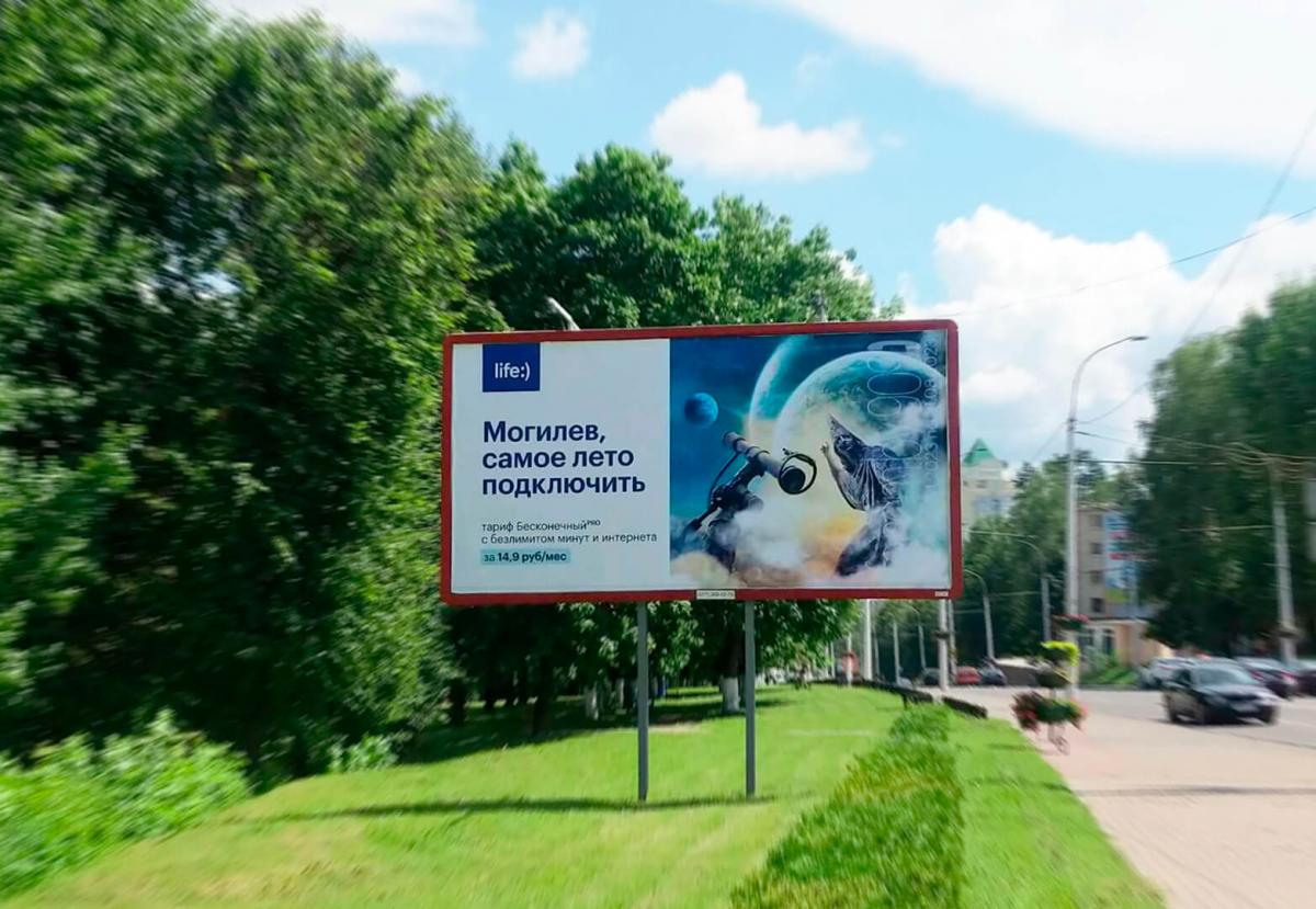 Как нейросеть увидела звездочета? В городе появились билборды, нарисованные ИИ