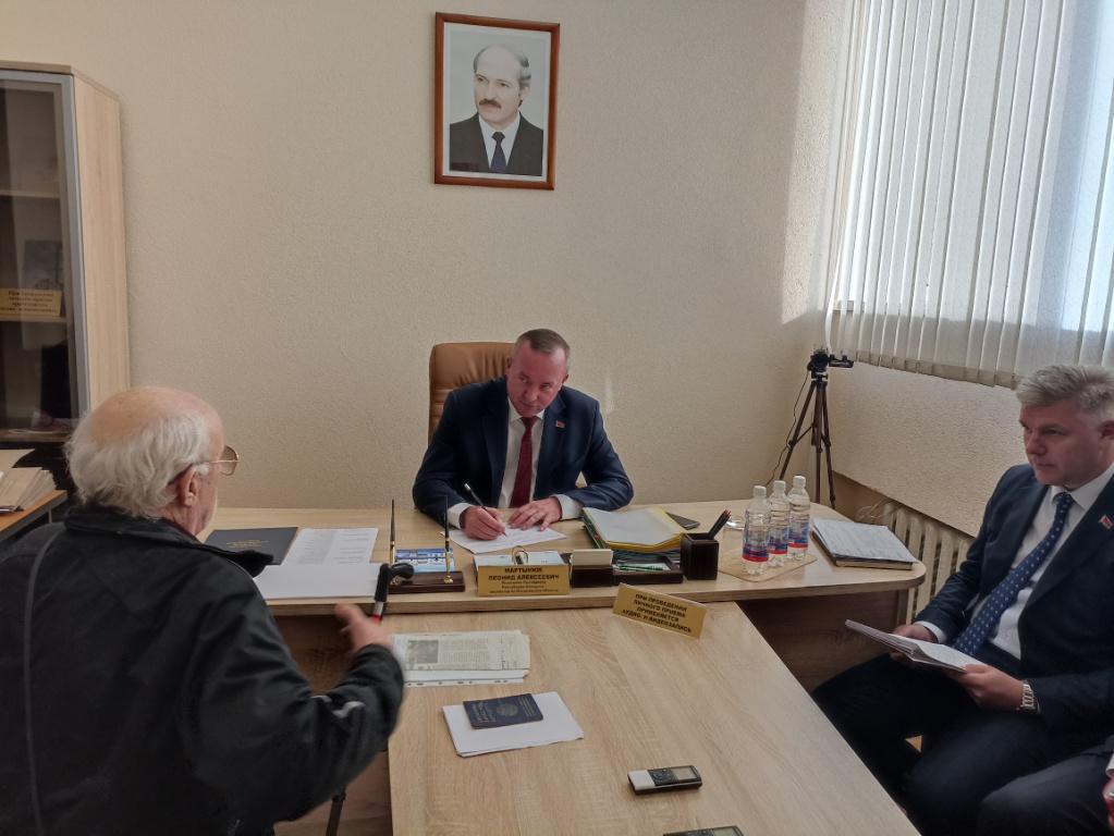 Личный прием граждан провел помощник Президента - инспектор по Могилевской области Леонид Мартынюк в Могилеве
