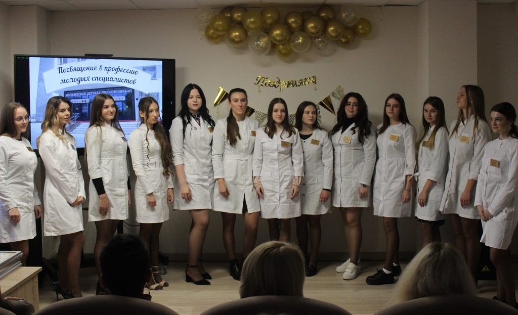 13 молодых медиков приступили к работе в Могилевской детской поликлинике №1