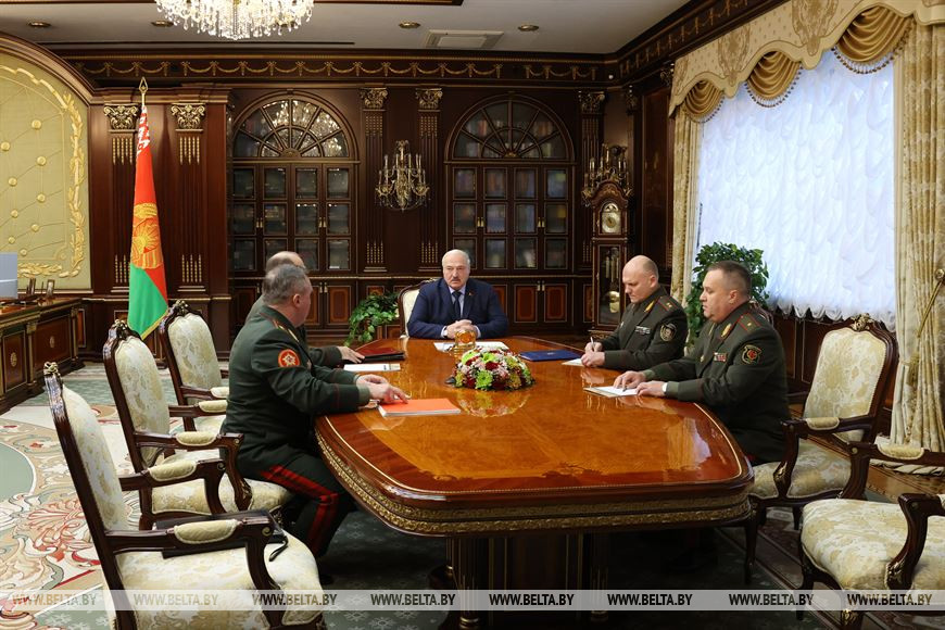 Лукашенко в преддверии саммита ОДКБ обсудил с силовиками вопросы военно-политического характера