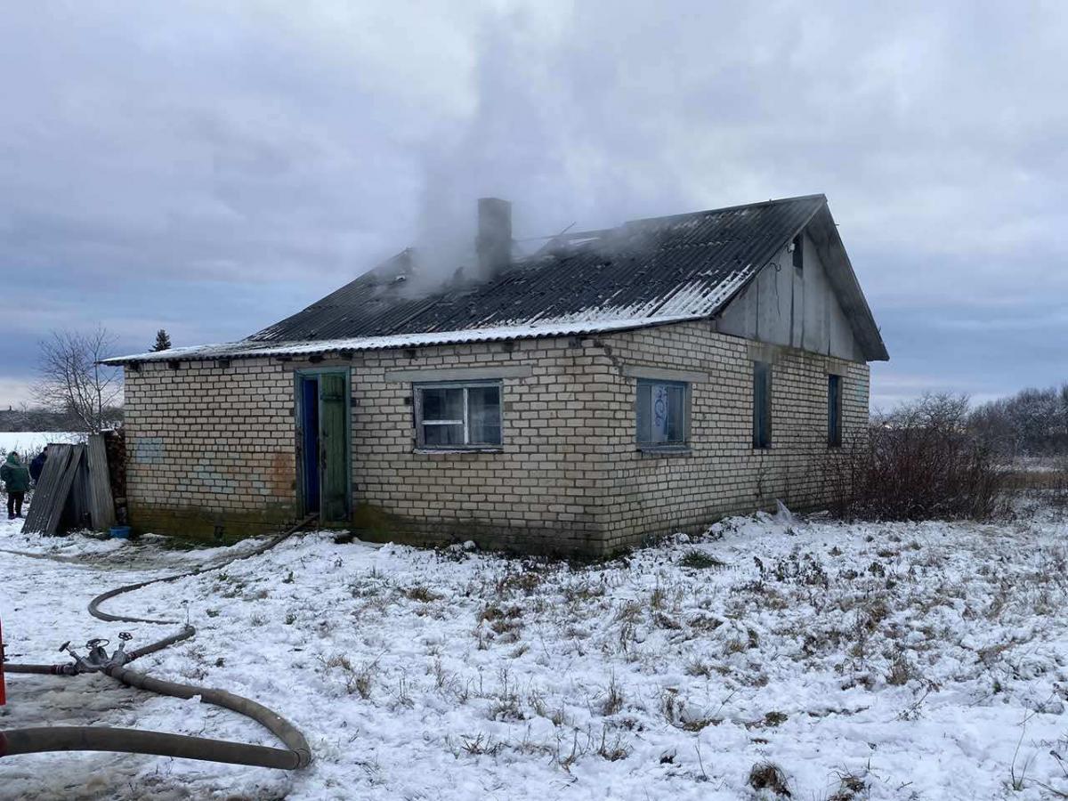 В Климовичском районе мужчина попросил соседа протопить печь и лишился крыши над головой