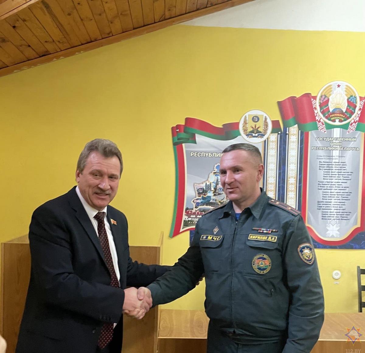 Сенатор Валерий Полищук провел встречу с личным составом Дрибинского РОЧС