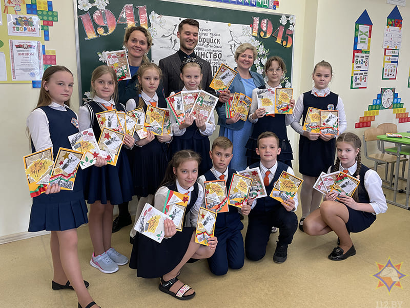 Бобруйские спасатели  вместе со школьниками сделали поздравительные открытки  для ветеранов