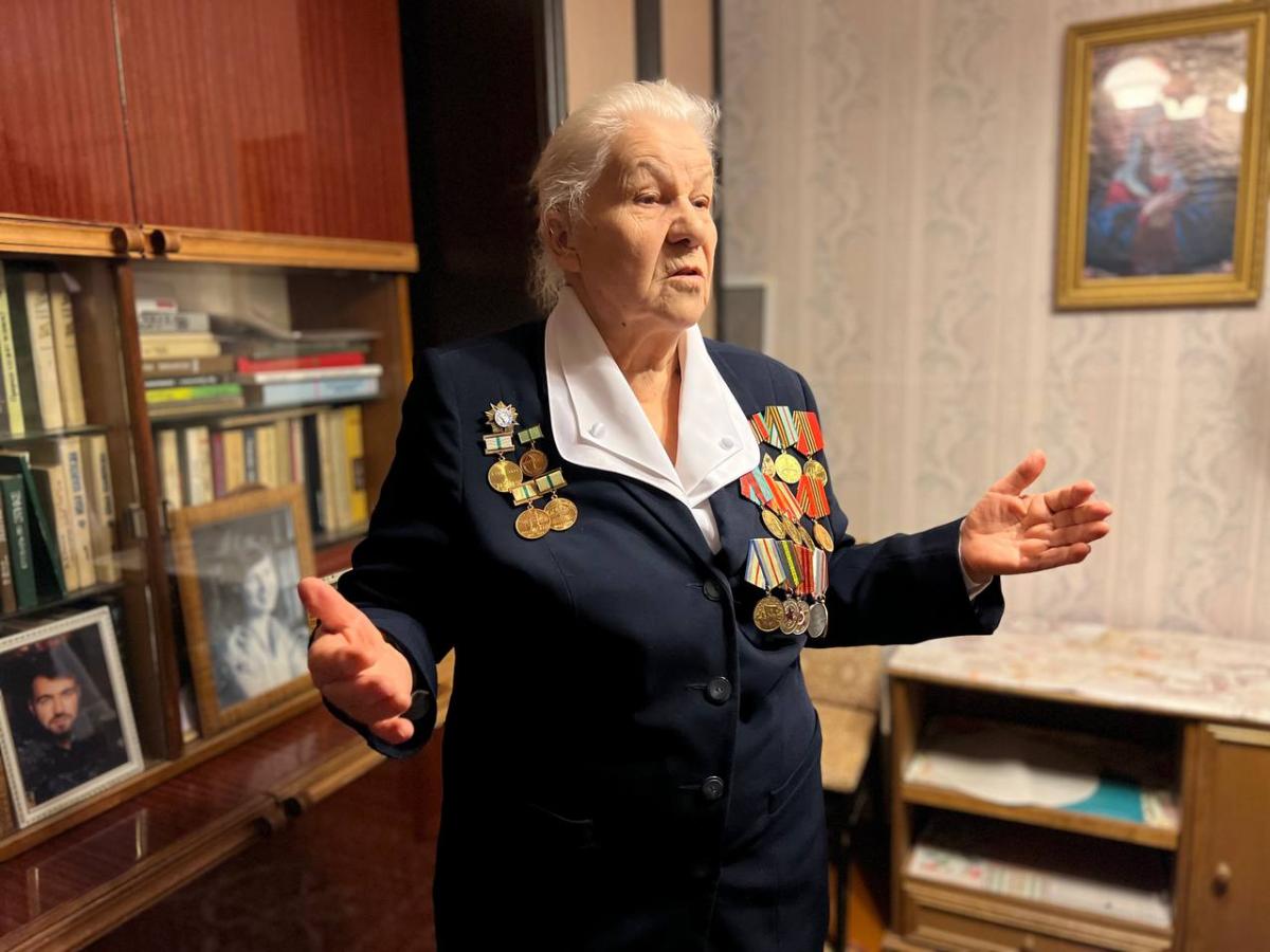 Ветерана Жанну Ерошенко с новогодними праздниками поздравили депутат Ольга Петрашова и волонтеры отряда "Забота"