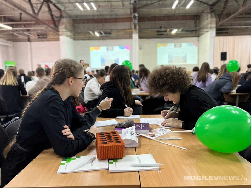 Интеллектуальна игра, приуроченная к неделе финансовой грамотности детей и молодежи, проходит в Белорусско-Российском университете