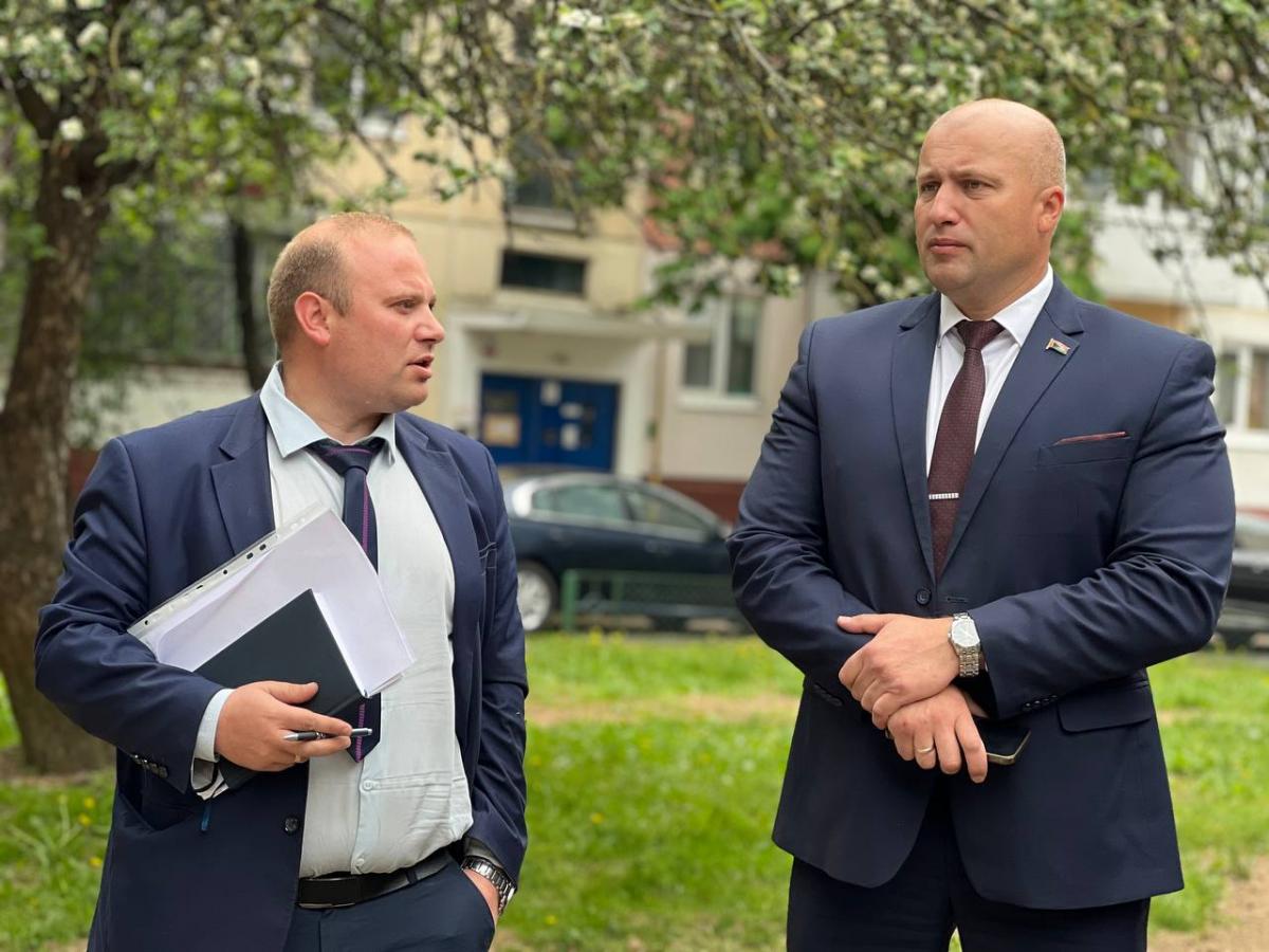 Депутаты следят за ходом работы по улучшению дворовых территорий могилевчан