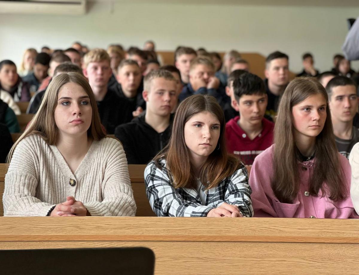 Представители партии и областной организации РОО «Белая Русь» провели неформальный диалог с учащимися колледжа имени К. П. Орловского