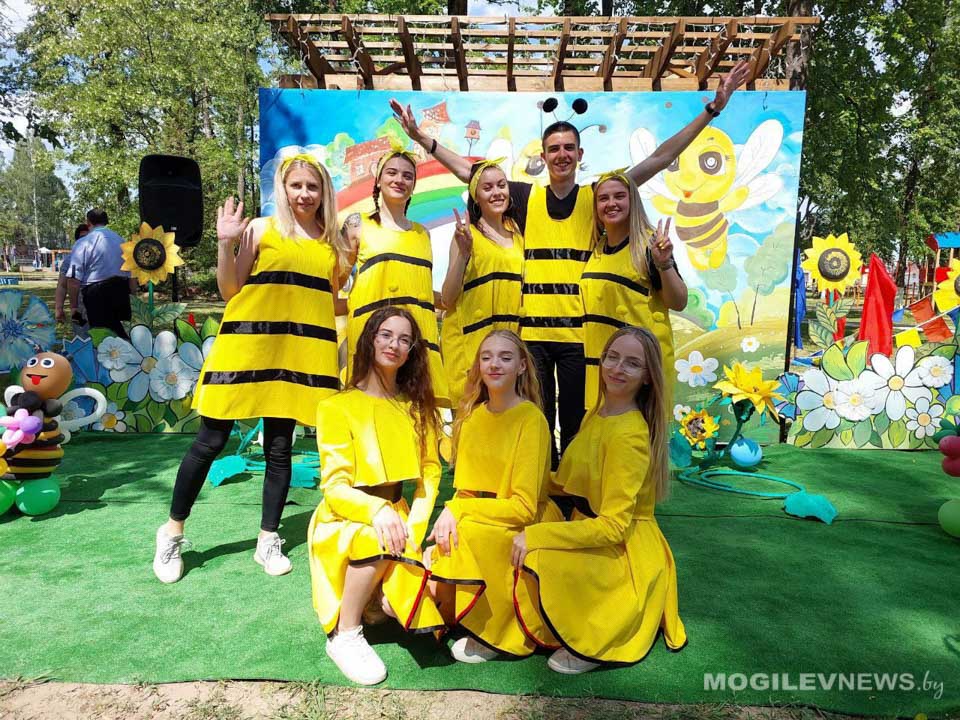 Международный фестиваль детского творчества «Золотая пчелка» проходит в Климовичах. Фото