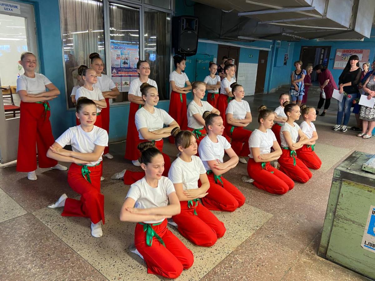 Коллектив Центра досуга и творчества г. Бобруйска поздравил работников ОАО «Бобруйсктрикотаж» с профессиональным праздником