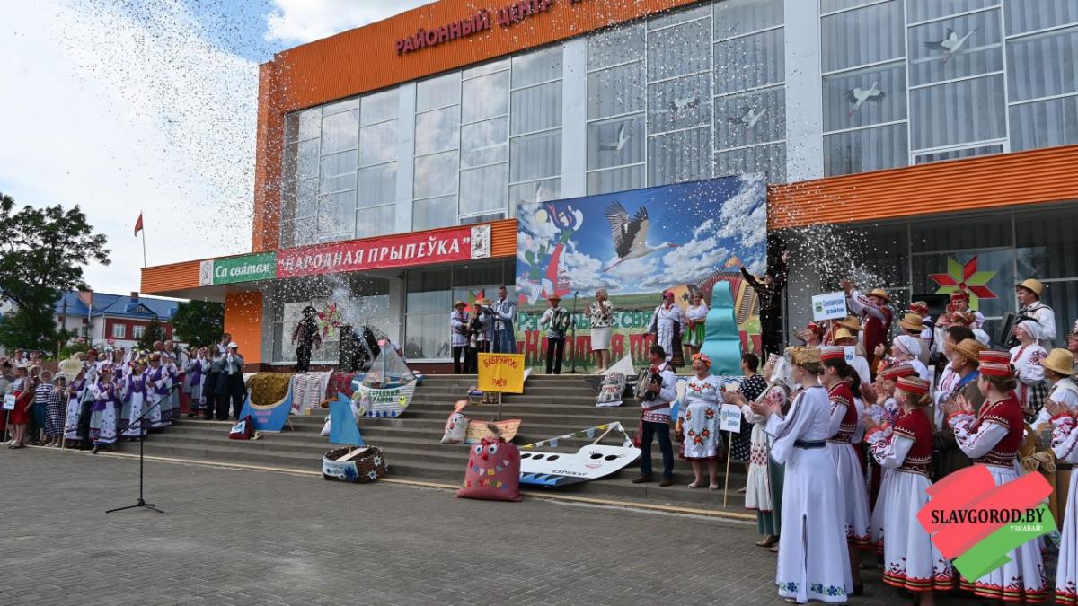 В Славгороде проходит региональный праздник «Народная прыпеўка»