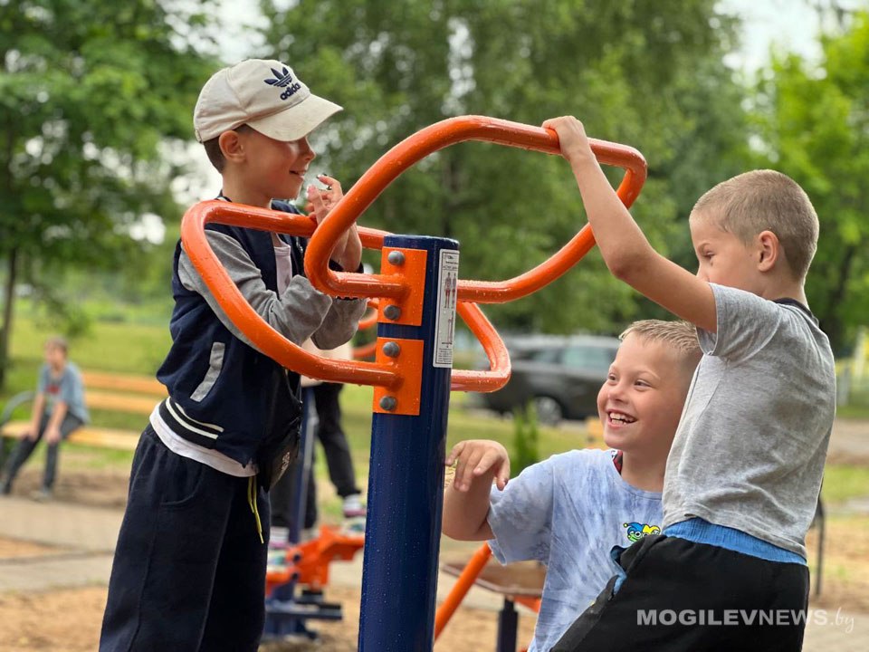 В Могилевском районе открылись три детские площадки: в агрогородках Межисетки, Буйничи и Полыковичи