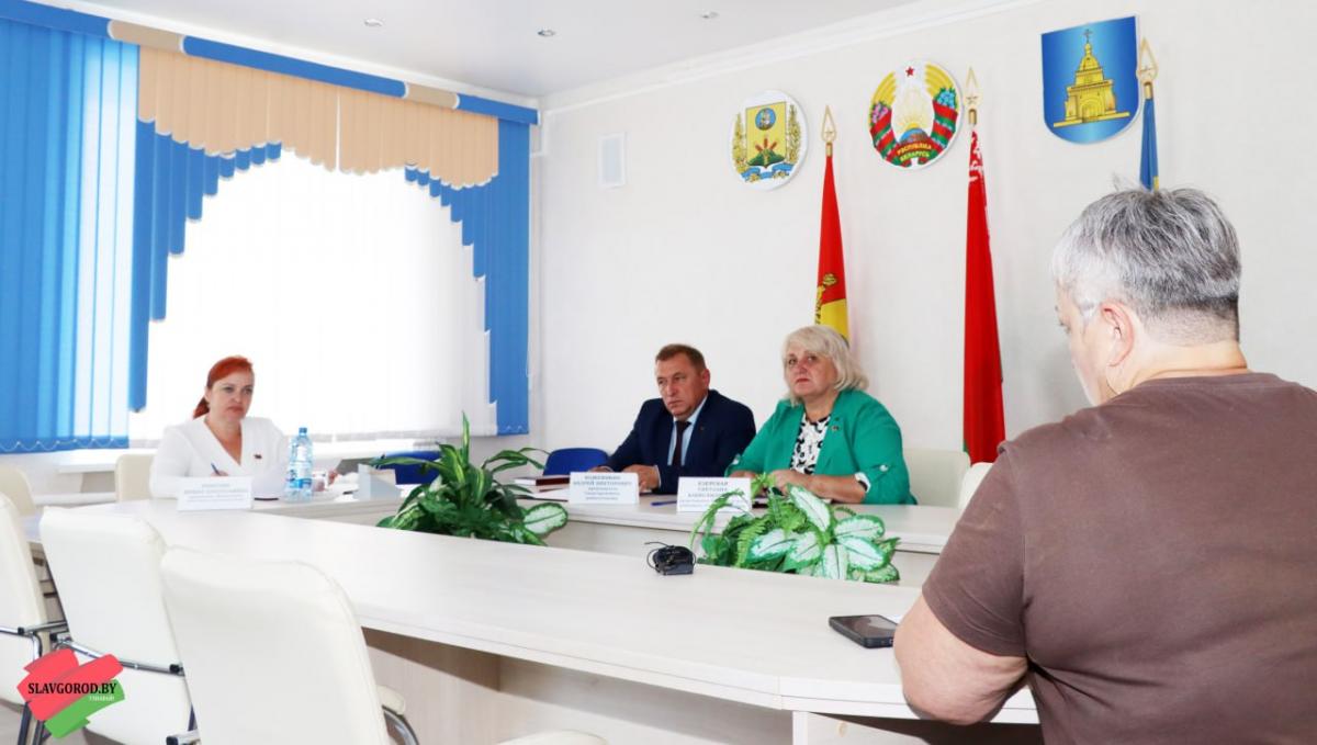 Председатель Могилевского областного Совета депутатов Ирина Раинчик провела прием граждан в Славгороде