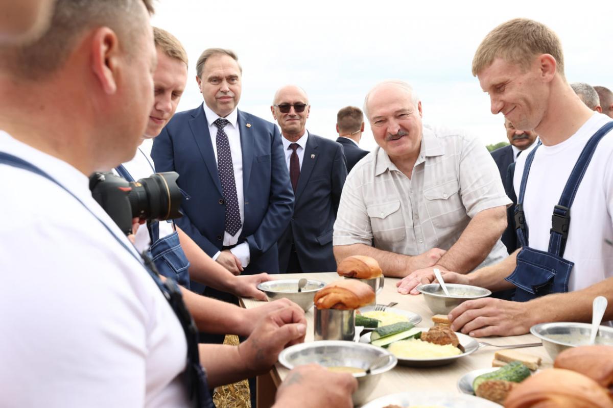 "Ну как кормят? Ничего?" Лукашенко пообедал в поле с комбайнерами и обсудил с ними новую технику