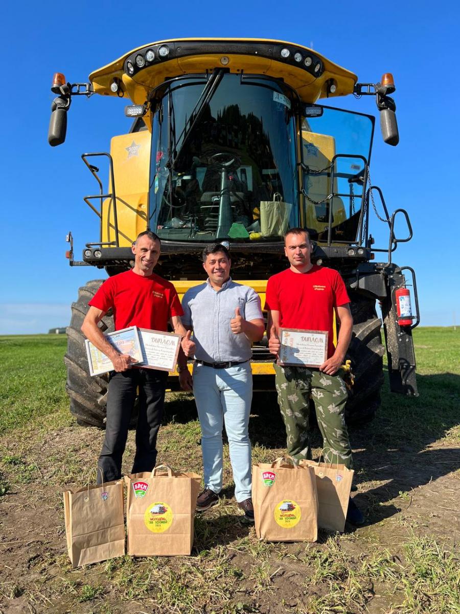 Первый на Могилёвщине молодёжный экипаж комбайна, намолотивший 2000 тонн зерна,  – в СПК «Колхоз «Родина»!