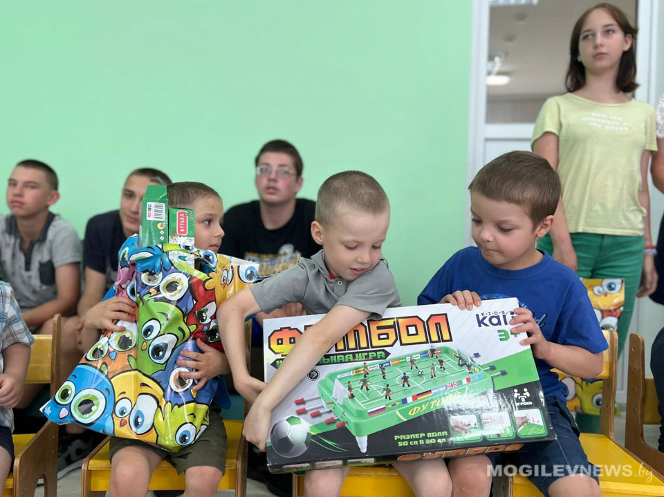 Депутаты передали нуждающимся в помощи детям подарки к новому учебному году