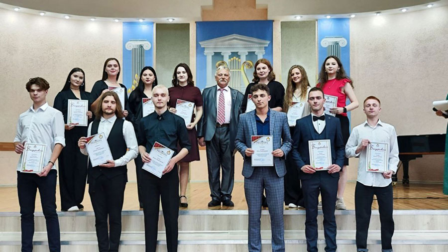 Председатель Могилевского областного отделения СПБ Александр Казеко  поздравил учащихся колледжа искусств