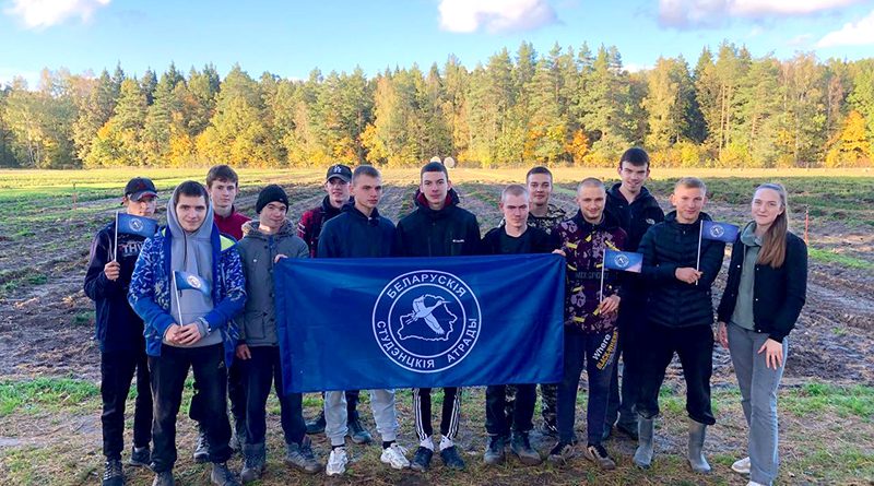 Студенческий экологический отряд аграрного колледжа трудится в лесопитомнике Климовичского лесхоза