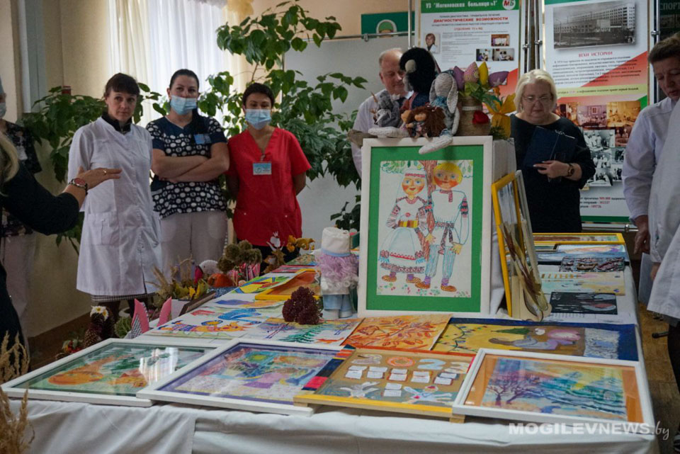 Папа, мама, я  —  счастливая семья! Выставка детского творчества проходит в  УЗ «Могилевская больница №1»