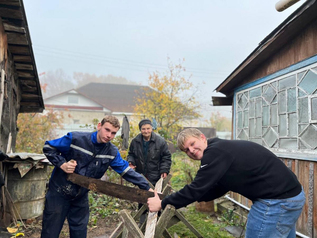 Учащиеся могилевского колледжа помогают пенсионерам