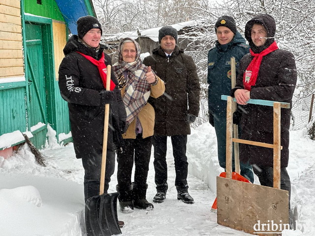 В Дрибинском районе для расчистки снега задействованы не только специализированные службы, но и трудовые коллективы и молодежь