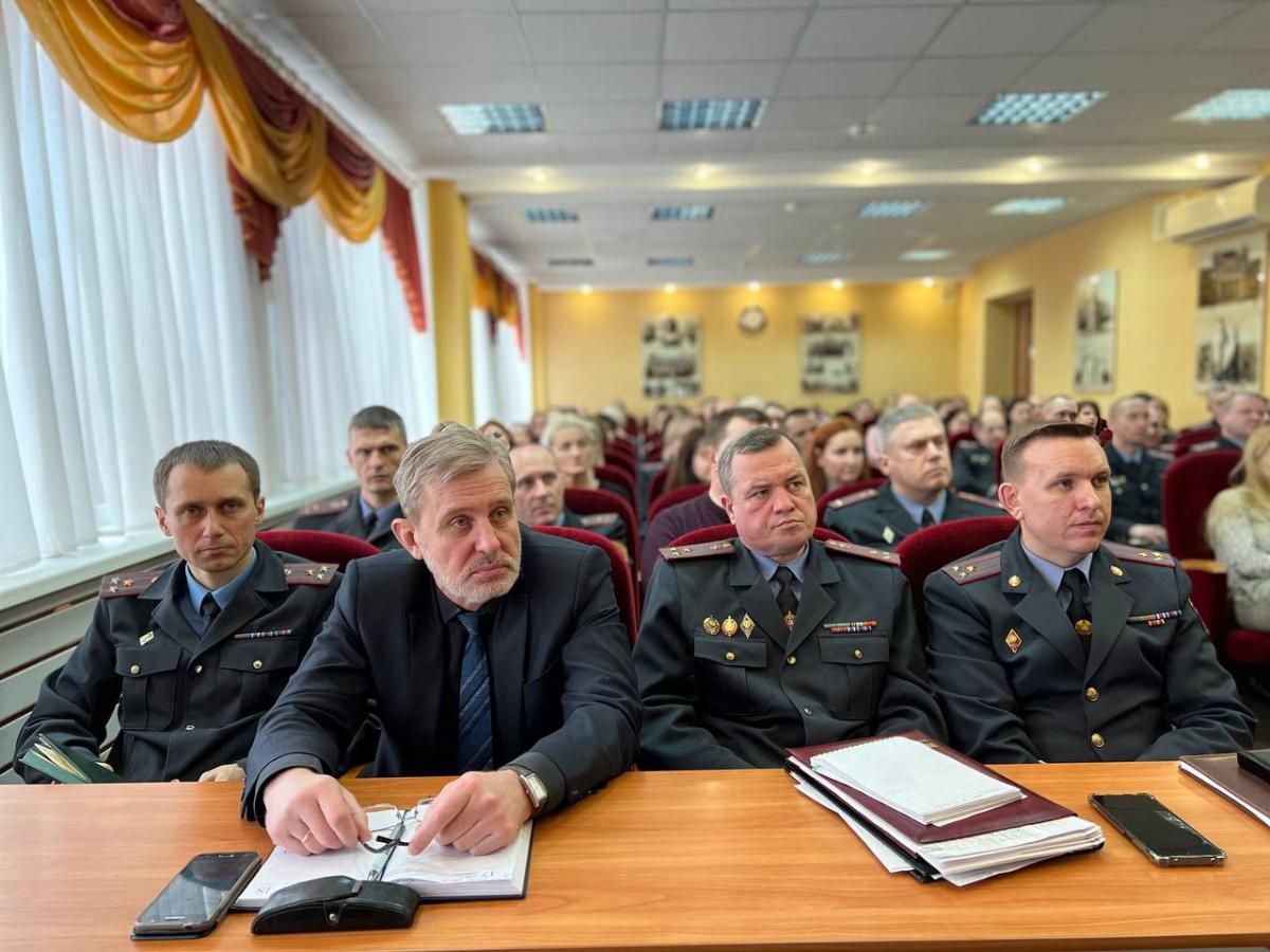 Почти 100 сотрудников и служащих Могилевского института МВД смотрят прямую трансляцию Послания Президента белорусскому народу и Национальному собранию