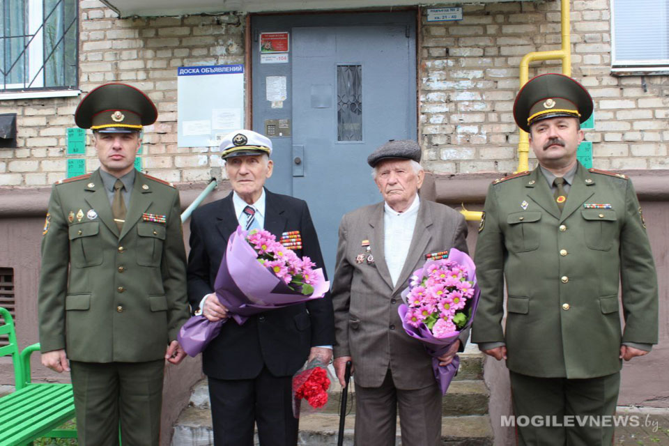 С оркестром во дворе: в Могилеве накануне Дня Победы душевно поздравили ветеранов Великой Отечественной войны