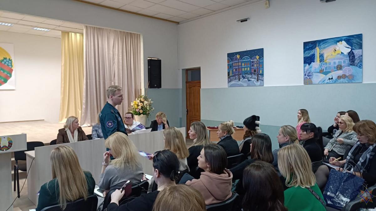 Спасатели проводят профилактические беседы с родителями школьников и воспитанников детских садов