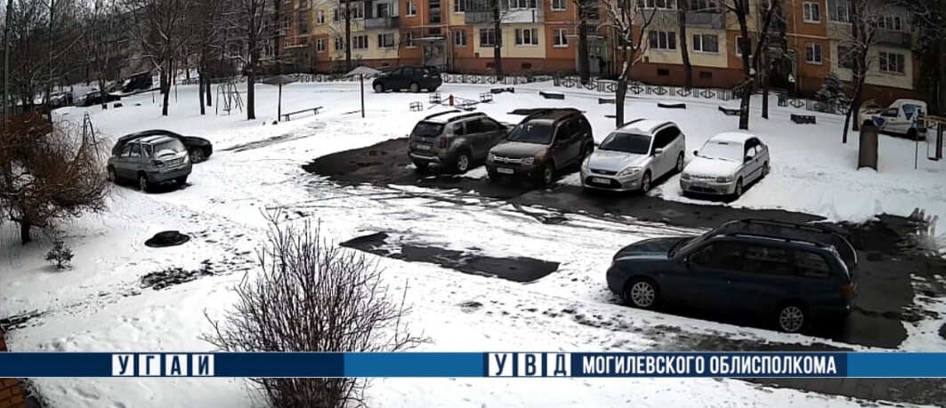 Рядом припаркованные автомобили остановили пьяного водителя