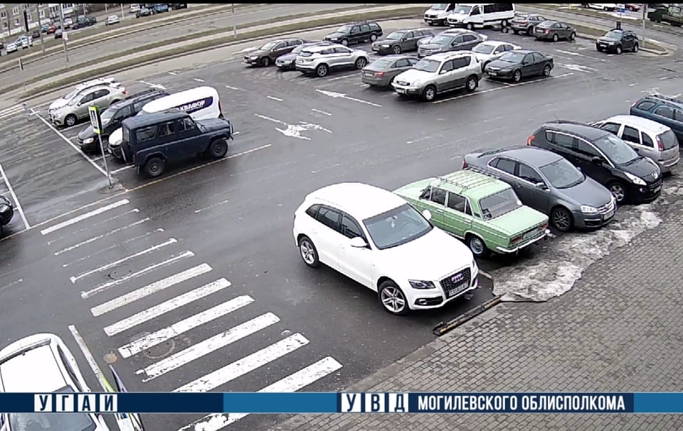 На парковке в Могилеве женщина повредила автомобиль и скрылась